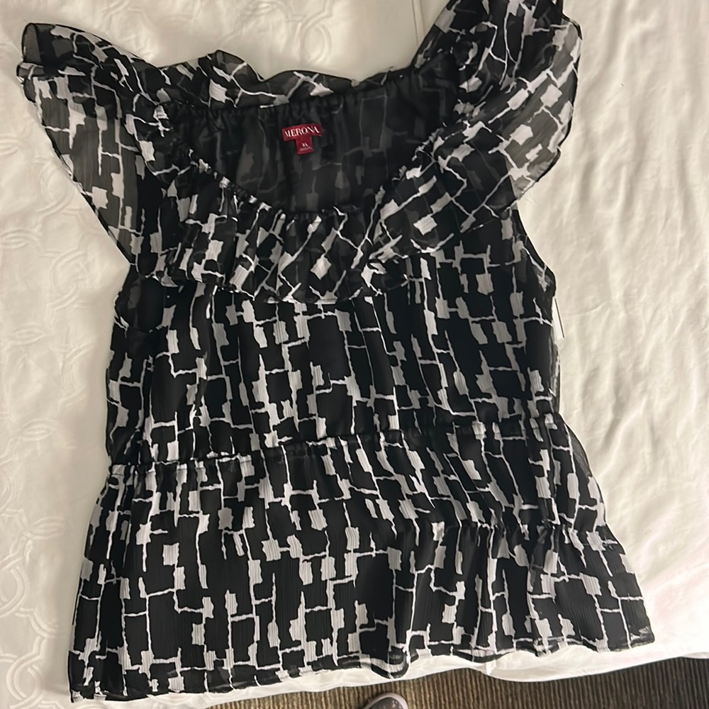 Sleeveless Medina black and white pattern frilly top an extra large